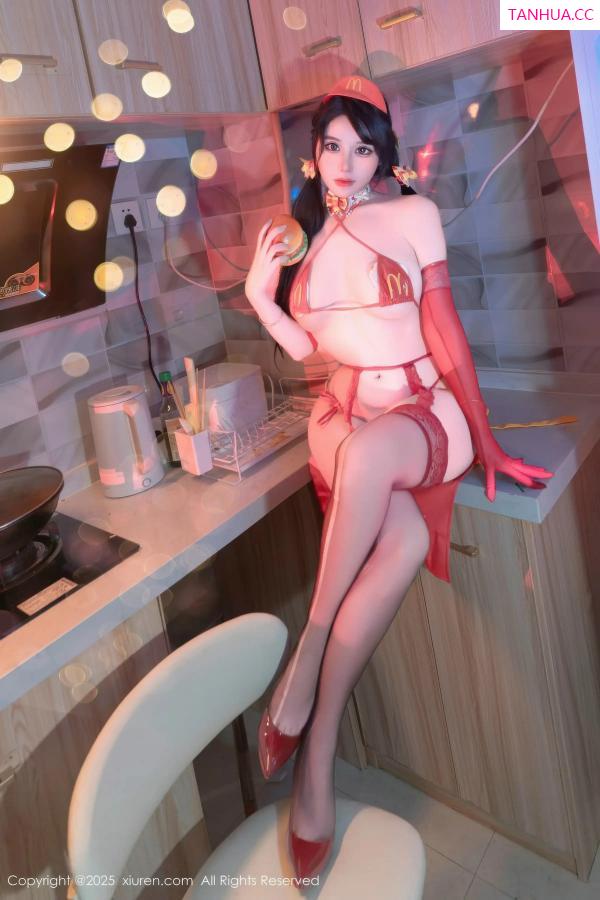   [XiuRen]高清写真图 2025.12.25 No.11154 汐汐爱吃草莓 红色情趣内衣第33张图片